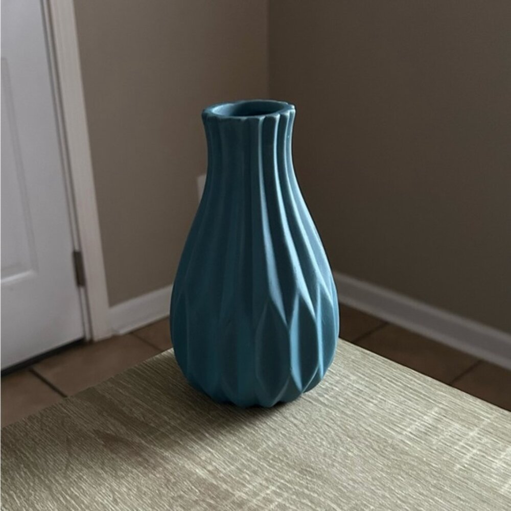 PREOWNED … Elegant “VINTAGE” Ceramic Vase